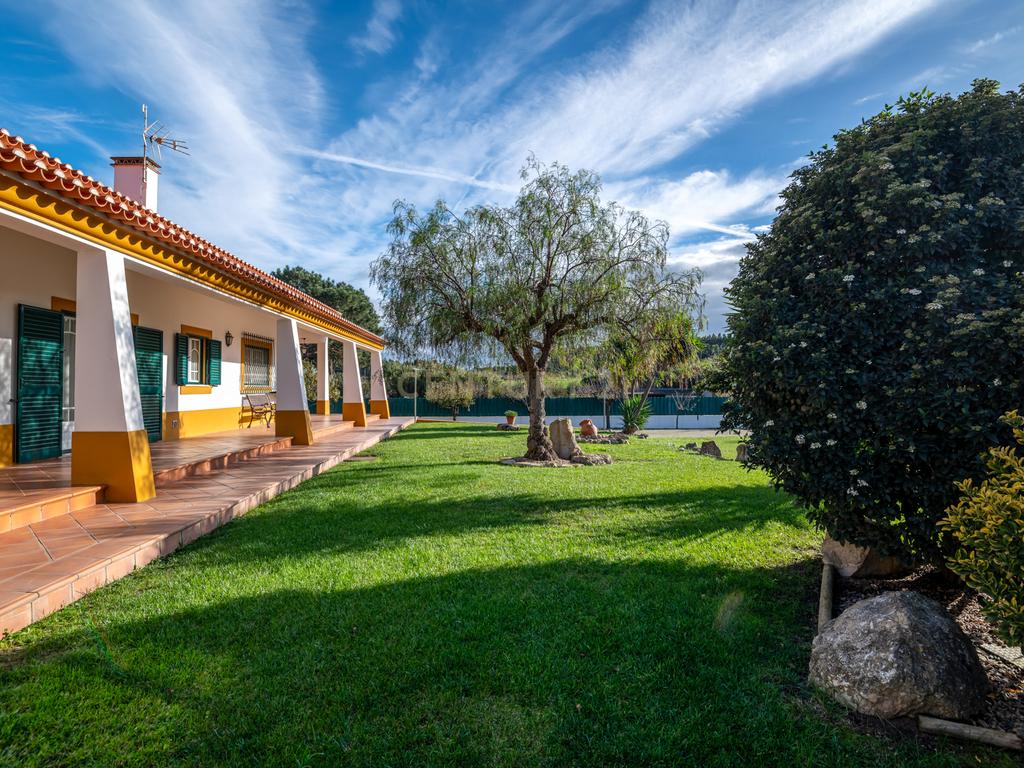 Moradia Típica Portuguesa com Jardim e Terrenos Privados – Alcoentre, Azambuja - Image 31