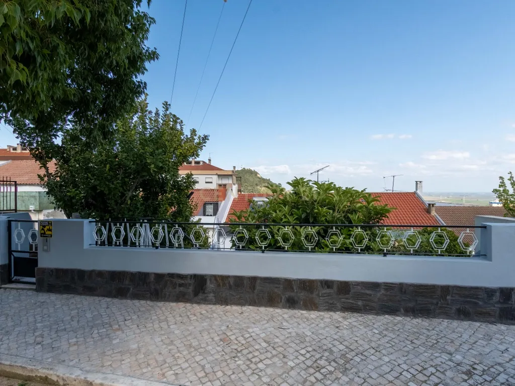 Oportunidade Única no Bom Retiro – Moradia de Sonho com Piscina, Jardim e Acabamentos de Luxo! - Image 5
