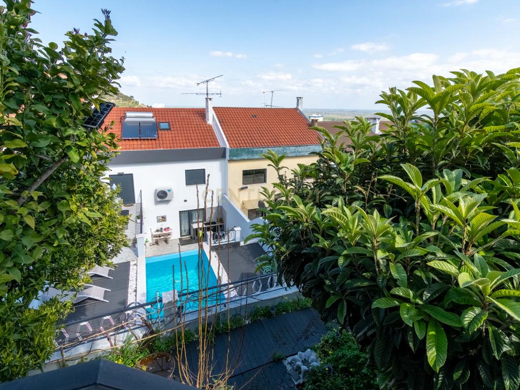 Oportunidade Única no Bom Retiro – Moradia de Sonho com Piscina, Jardim e Acabamentos de Luxo! - Image 12