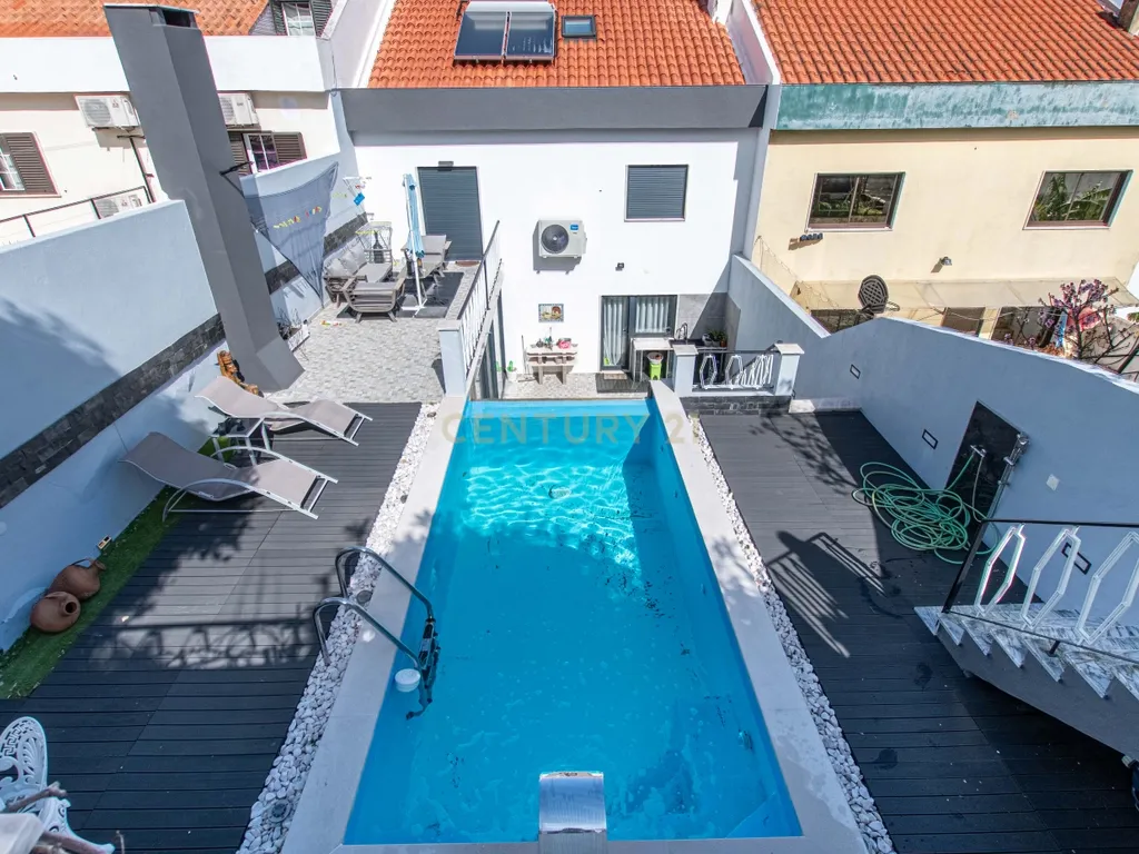 Oportunidade Única no Bom Retiro – Moradia de Sonho com Piscina, Jardim e Acabamentos de Luxo! - Image 1