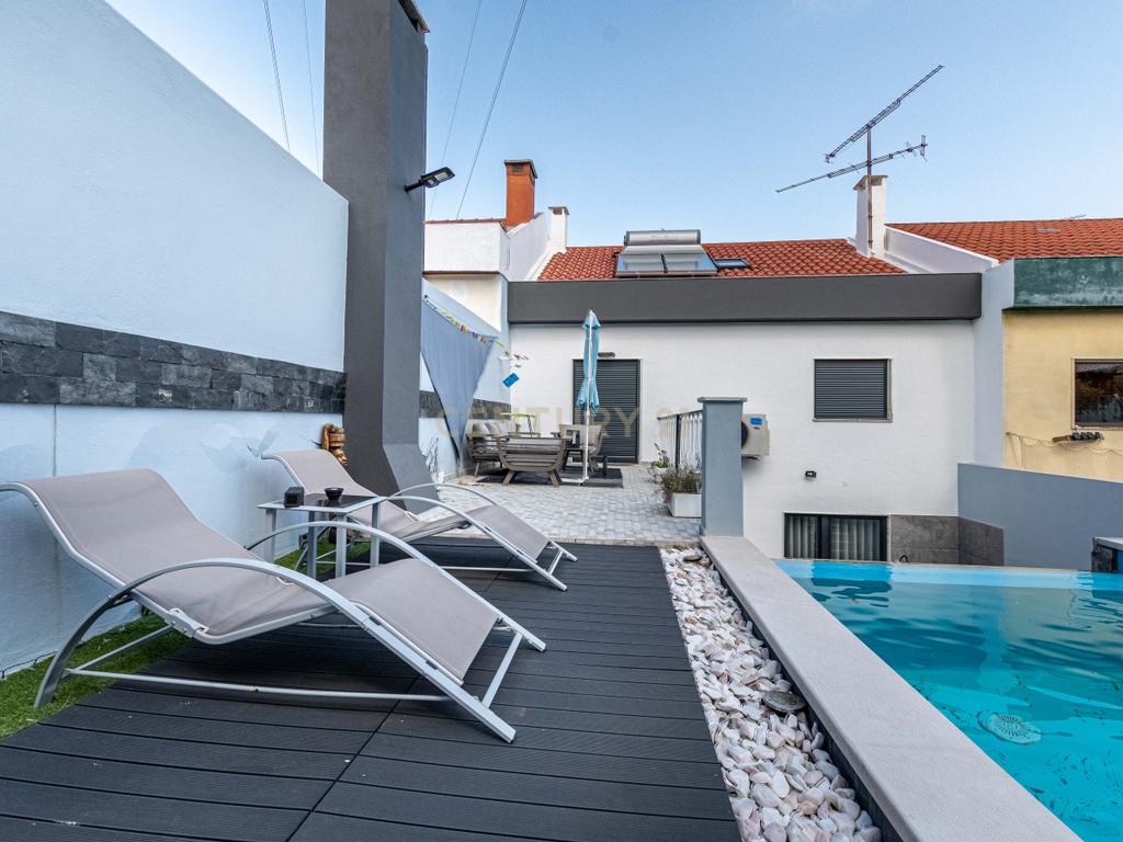 Oportunidade Única no Bom Retiro – Moradia de Sonho com Piscina, Jardim e Acabamentos de Luxo! - Image 3