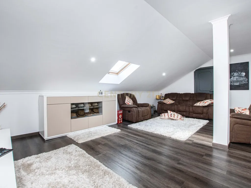 Oportunidade Única no Bom Retiro – Moradia de Sonho com Piscina, Jardim e Acabamentos de Luxo! - Image 27