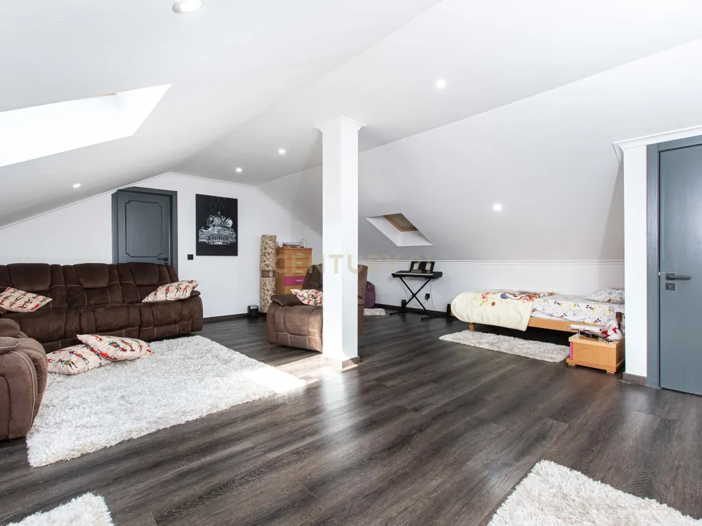 Oportunidade Única no Bom Retiro – Moradia de Sonho com Piscina, Jardim e Acabamentos de Luxo! - Image 25