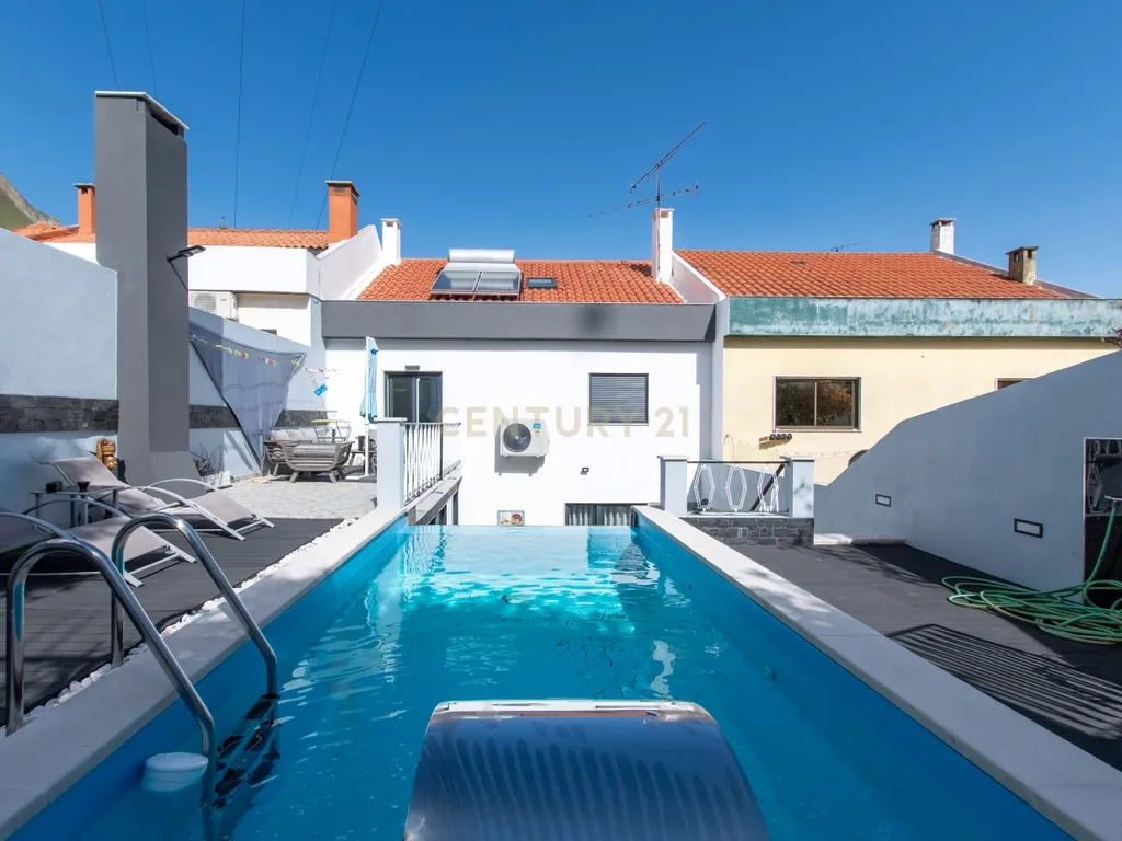 Oportunidade Única no Bom Retiro – Moradia de Sonho com Piscina, Jardim e Acabamentos de Luxo! - Image 21