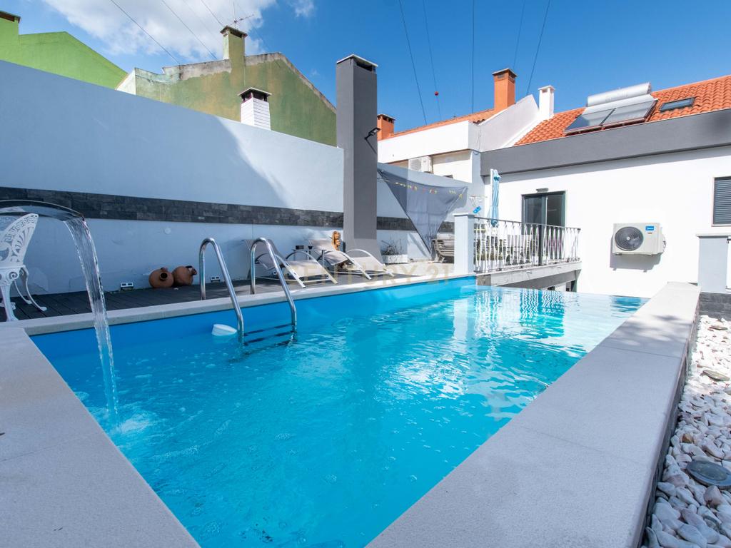 Oportunidade Única no Bom Retiro – Moradia de Sonho com Piscina, Jardim e Acabamentos de Luxo! - Image 2