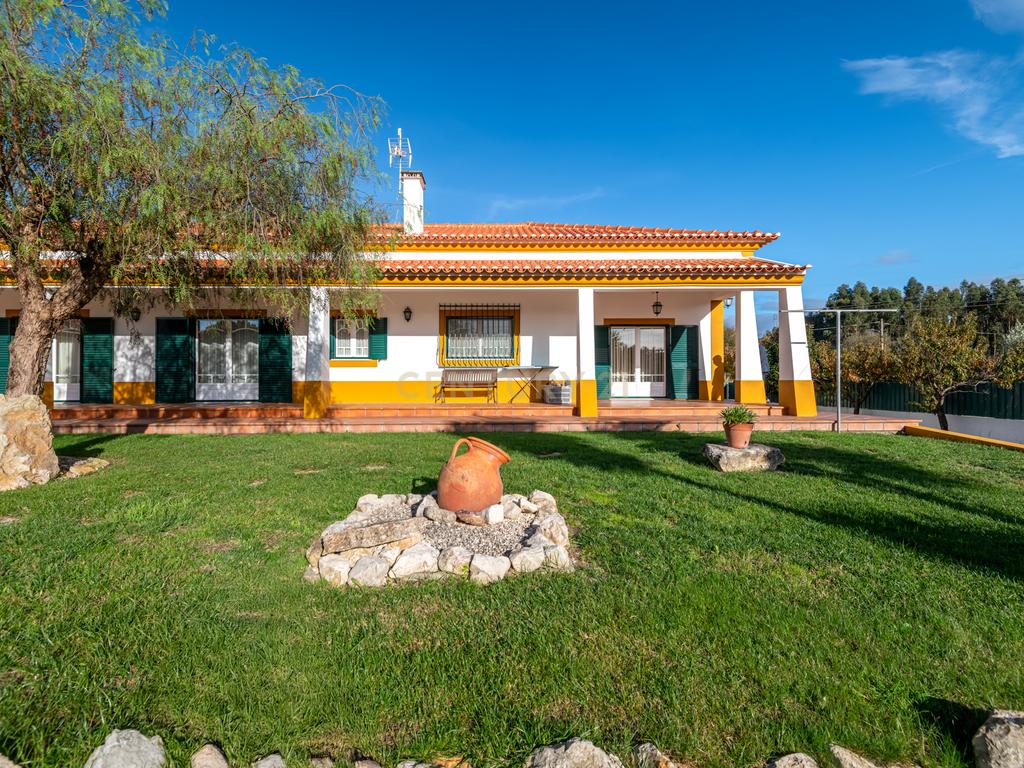 Moradia Típica Portuguesa com Jardim e Terrenos Privados – Alcoentre, Azambuja - Image 32