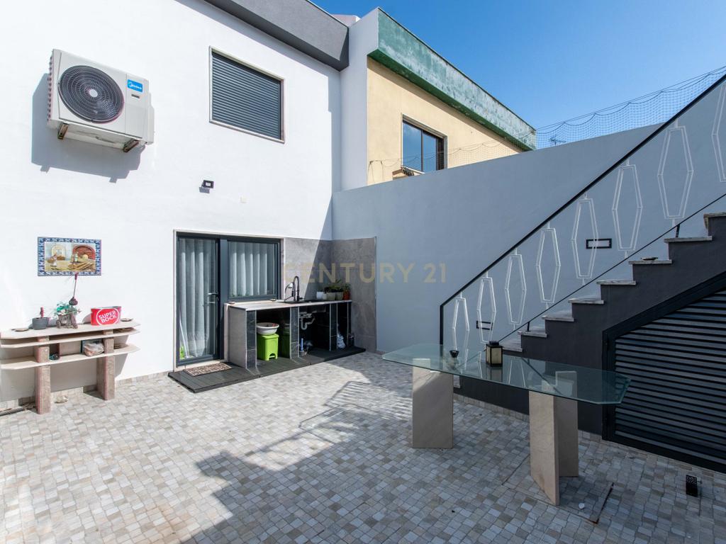 Oportunidade Única no Bom Retiro – Moradia de Sonho com Piscina, Jardim e Acabamentos de Luxo! - Image 18