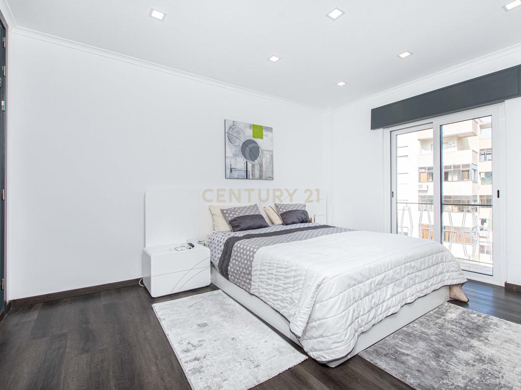 Oportunidade Única no Bom Retiro – Moradia de Sonho com Piscina, Jardim e Acabamentos de Luxo! - Image 29