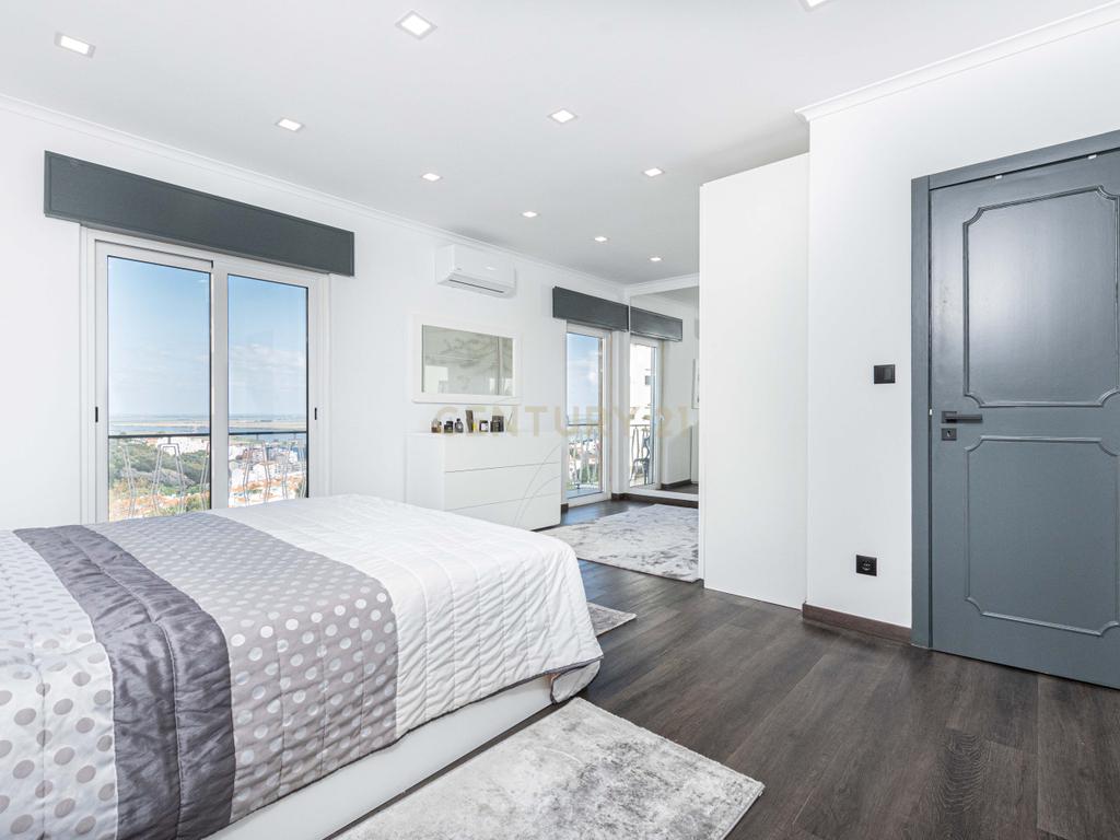 Oportunidade Única no Bom Retiro – Moradia de Sonho com Piscina, Jardim e Acabamentos de Luxo! - Image 28
