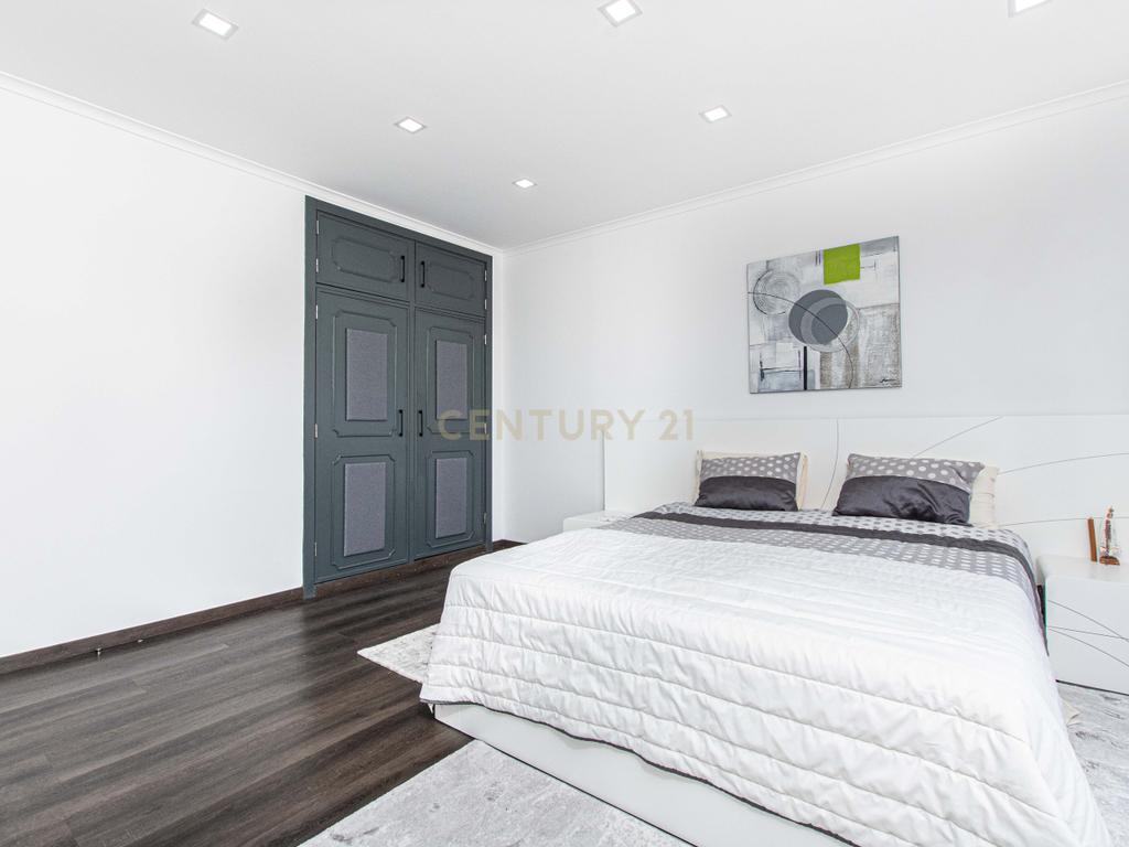 Oportunidade Única no Bom Retiro – Moradia de Sonho com Piscina, Jardim e Acabamentos de Luxo! - Image 34