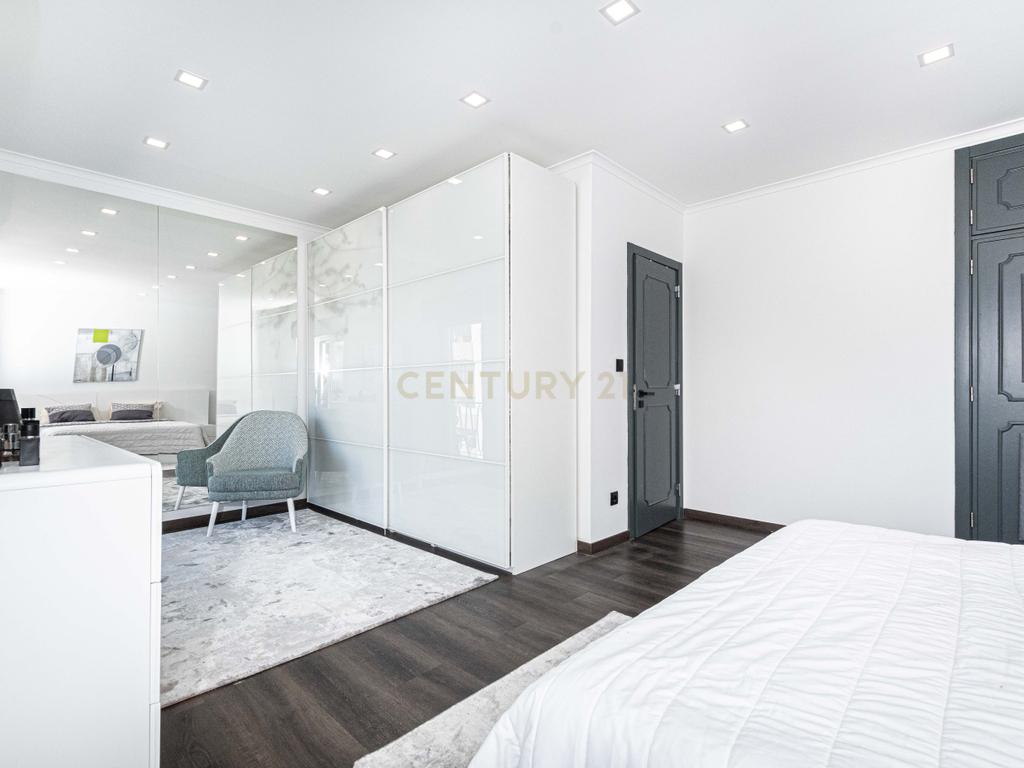 Oportunidade Única no Bom Retiro – Moradia de Sonho com Piscina, Jardim e Acabamentos de Luxo! - Image 35