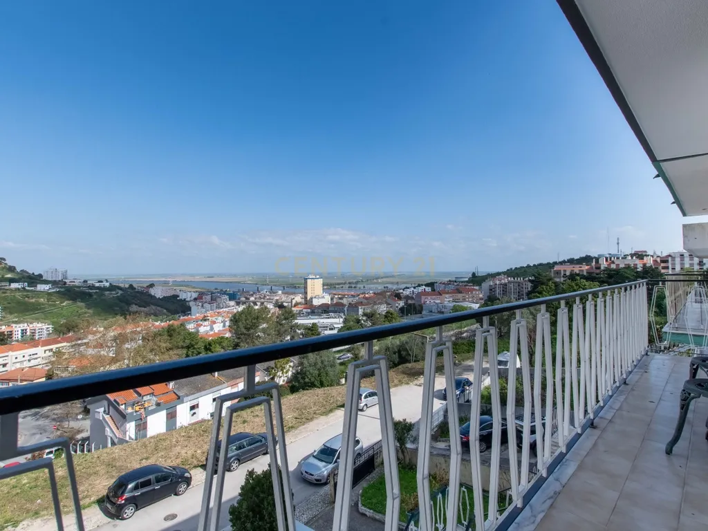 Oportunidade Única no Bom Retiro – Moradia de Sonho com Piscina, Jardim e Acabamentos de Luxo! - Image 22