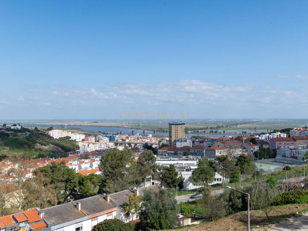 Oportunidade Única no Bom Retiro – Moradia de Sonho com Piscina, Jardim e Acabamentos de Luxo! - Image 24