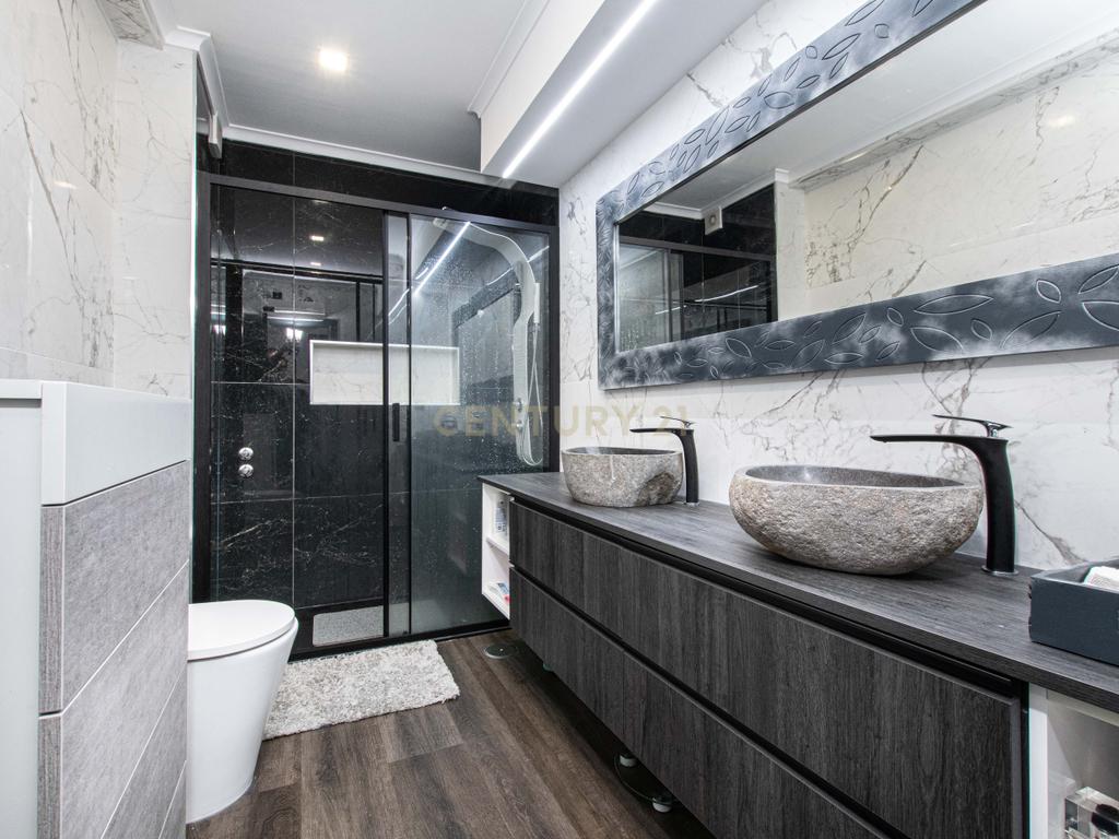 Oportunidade Única no Bom Retiro – Moradia de Sonho com Piscina, Jardim e Acabamentos de Luxo! - Image 39