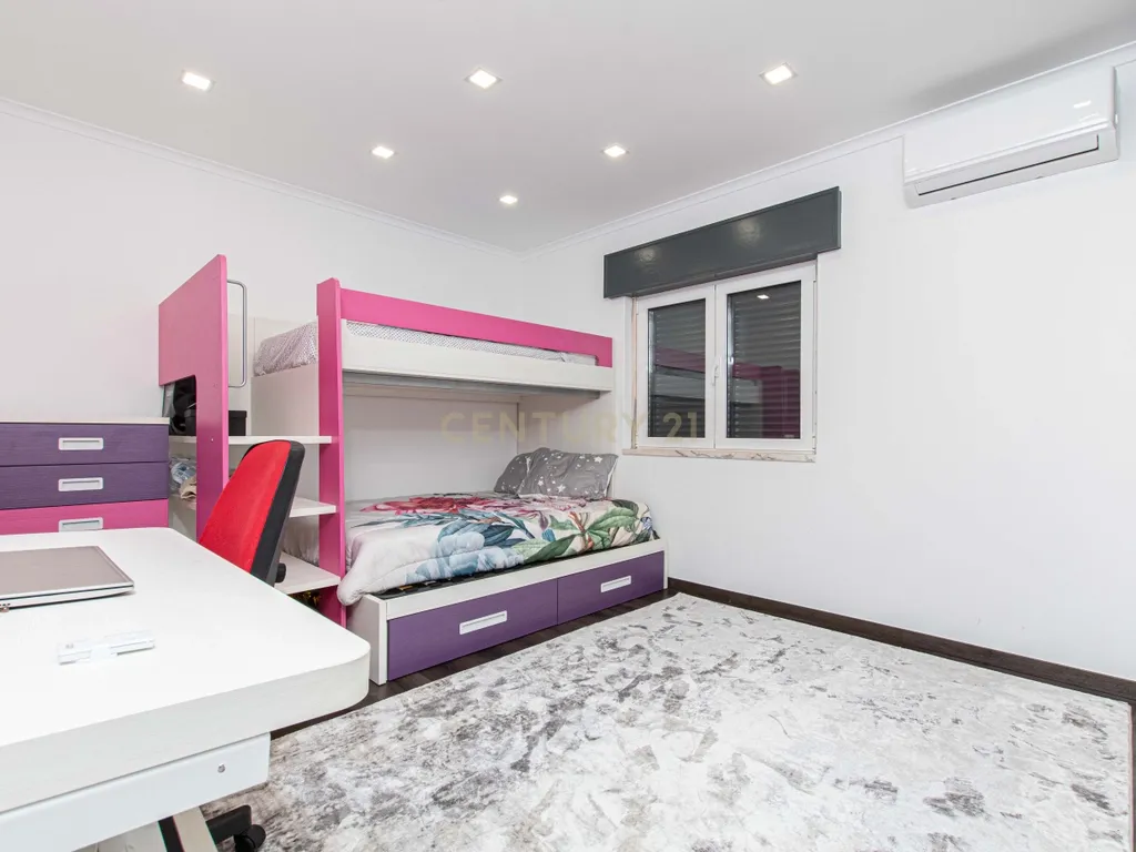 Oportunidade Única no Bom Retiro – Moradia de Sonho com Piscina, Jardim e Acabamentos de Luxo! - Image 32