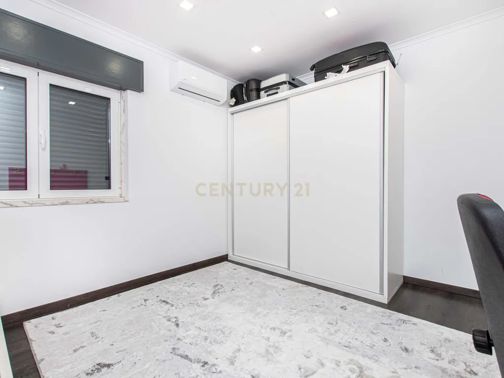 Oportunidade Única no Bom Retiro – Moradia de Sonho com Piscina, Jardim e Acabamentos de Luxo! - Image 31