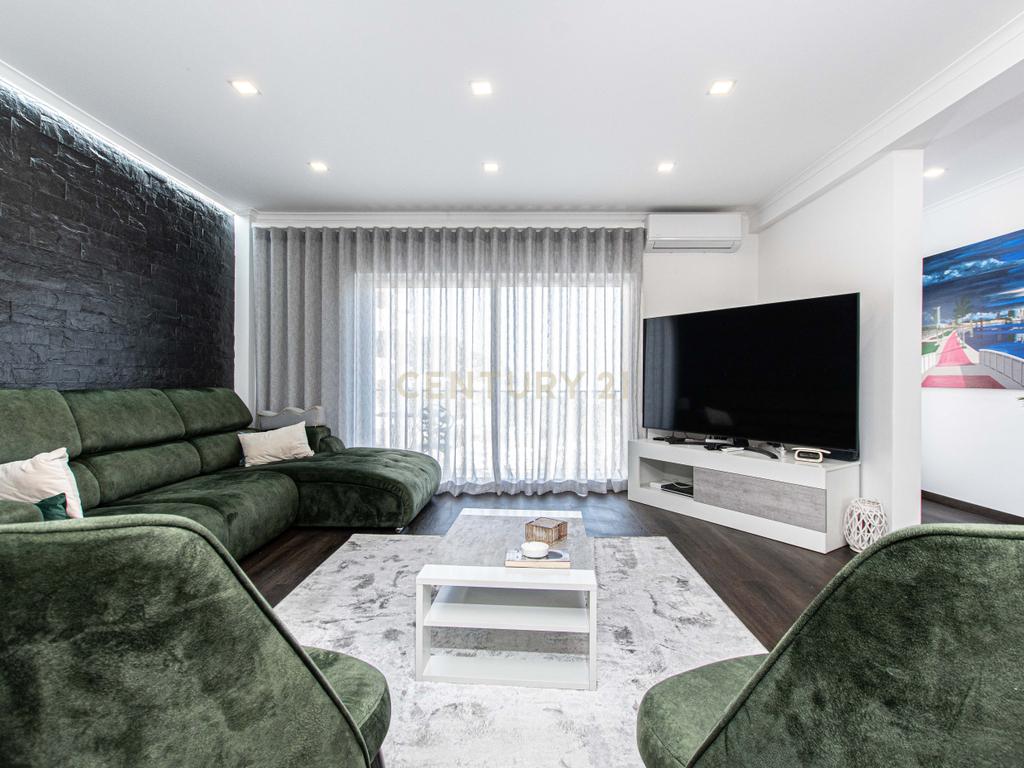 Oportunidade Única no Bom Retiro – Moradia de Sonho com Piscina, Jardim e Acabamentos de Luxo! - Image 45