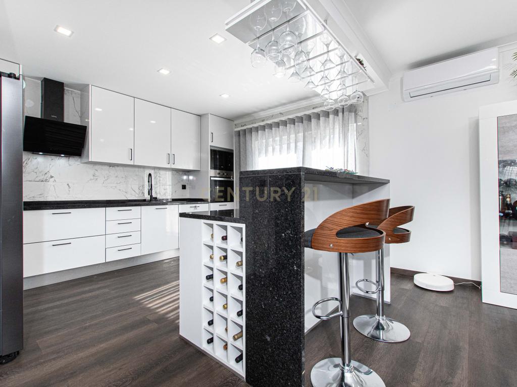 Oportunidade Única no Bom Retiro – Moradia de Sonho com Piscina, Jardim e Acabamentos de Luxo! - Image 41