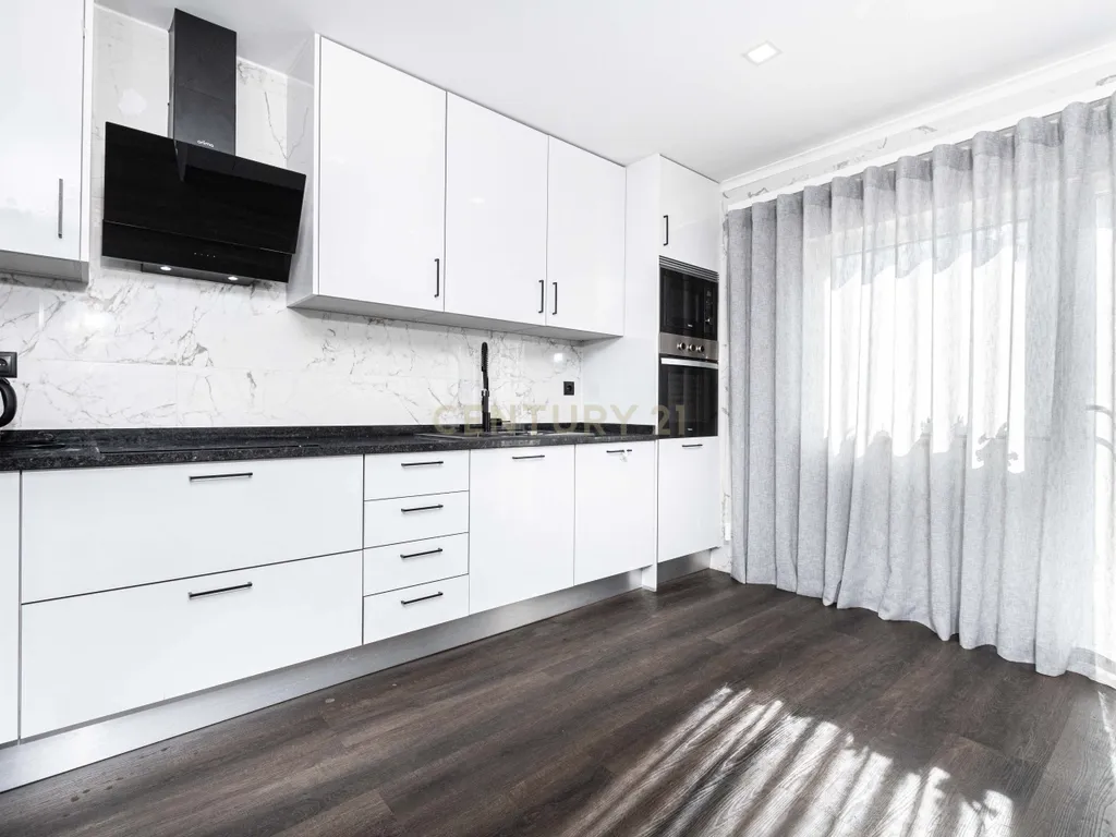 Oportunidade Única no Bom Retiro – Moradia de Sonho com Piscina, Jardim e Acabamentos de Luxo! - Image 40