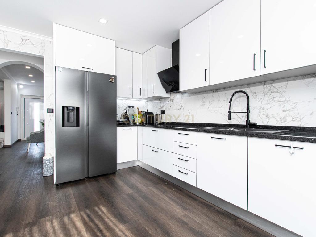 Oportunidade Única no Bom Retiro – Moradia de Sonho com Piscina, Jardim e Acabamentos de Luxo! - Image 46