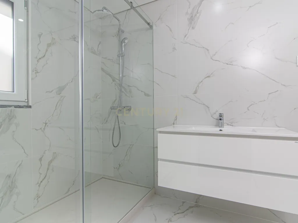 Moradia T4 com piscina - Image 36