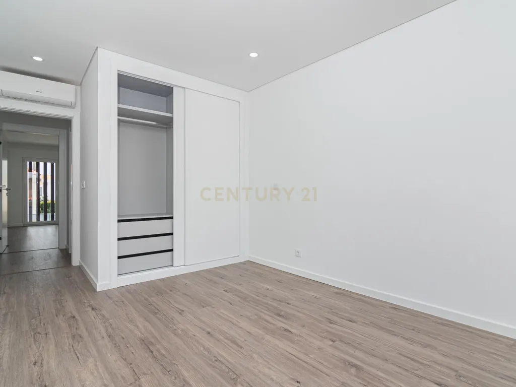 Moradia T4 com piscina - Image 32