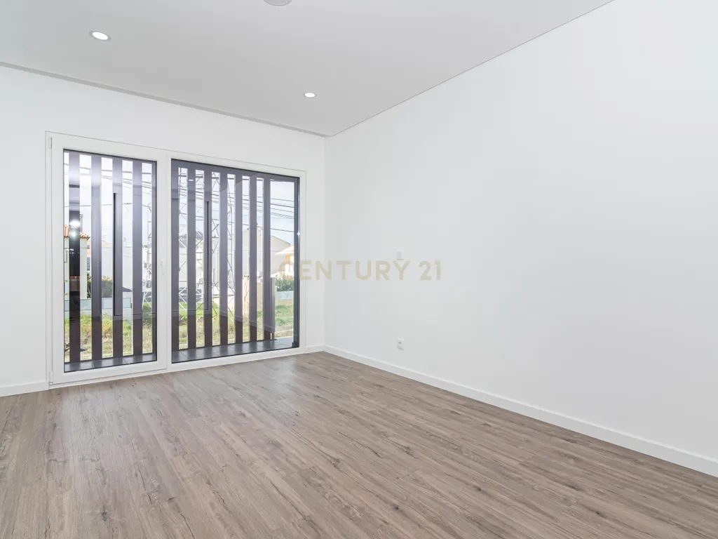 Moradia T4 com piscina - Image 34