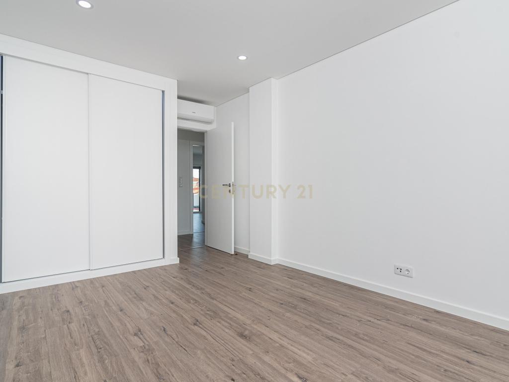 Moradia T4 com piscina - Image 29