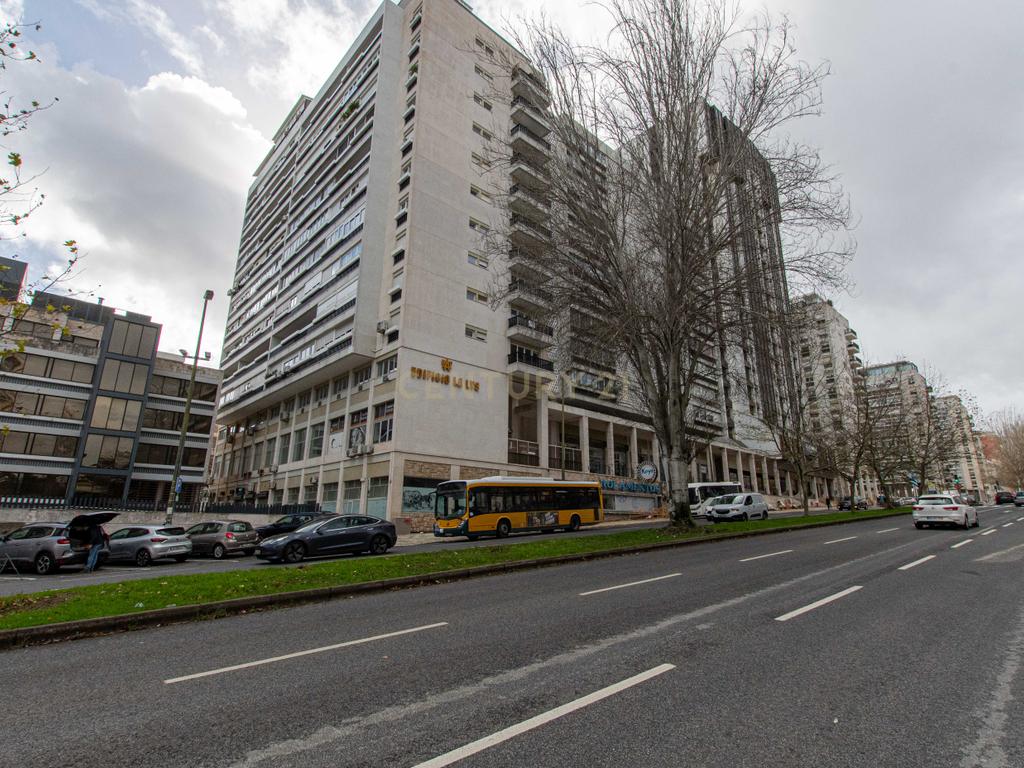 T4 na Av. E.U.A., Alvalade, Lisboa– apartamento renovado, luminoso e sofisticado - Image 34