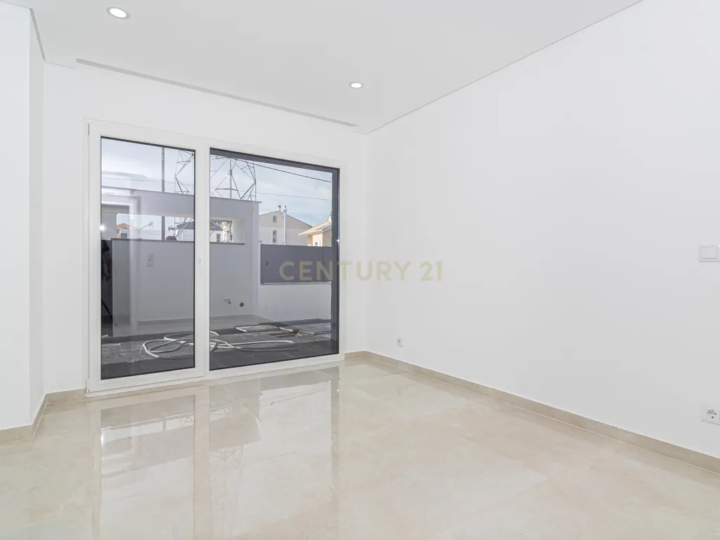 Moradia T4 com piscina - Image 27