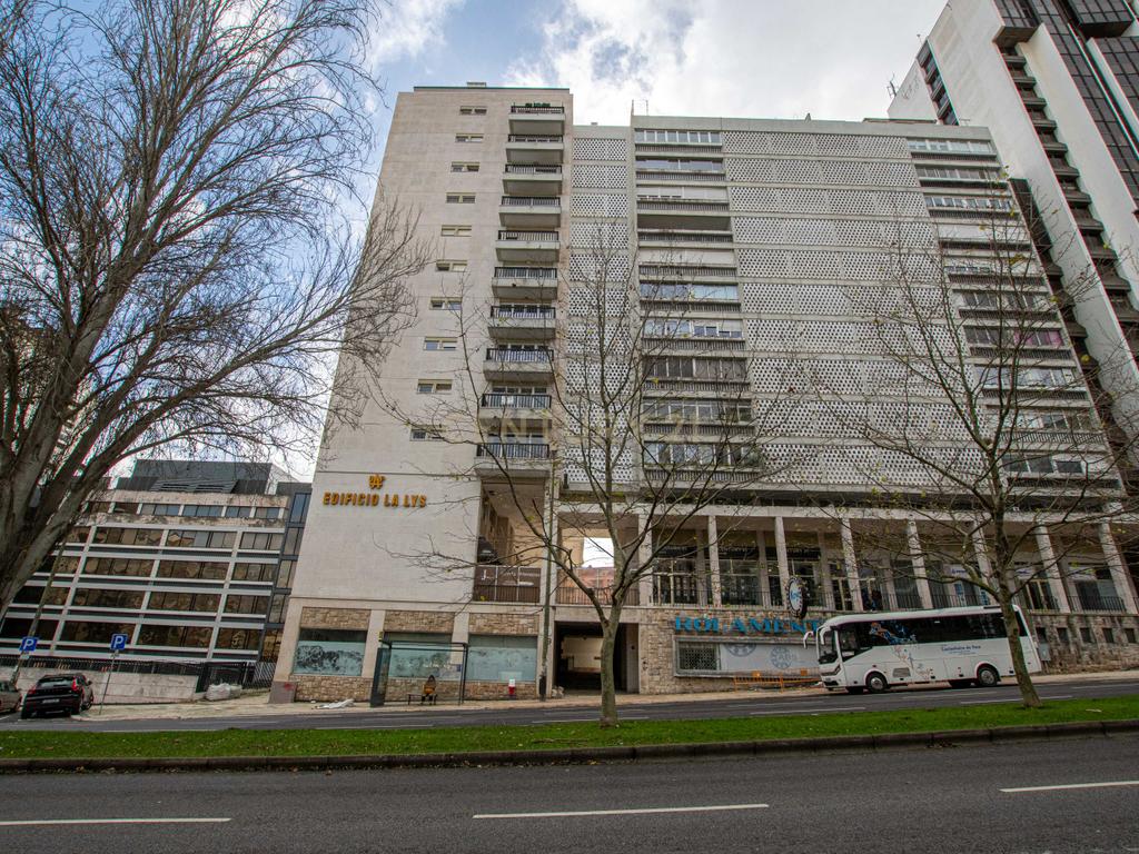 T4 na Av. E.U.A., Alvalade, Lisboa– apartamento renovado, luminoso e sofisticado - Image 1