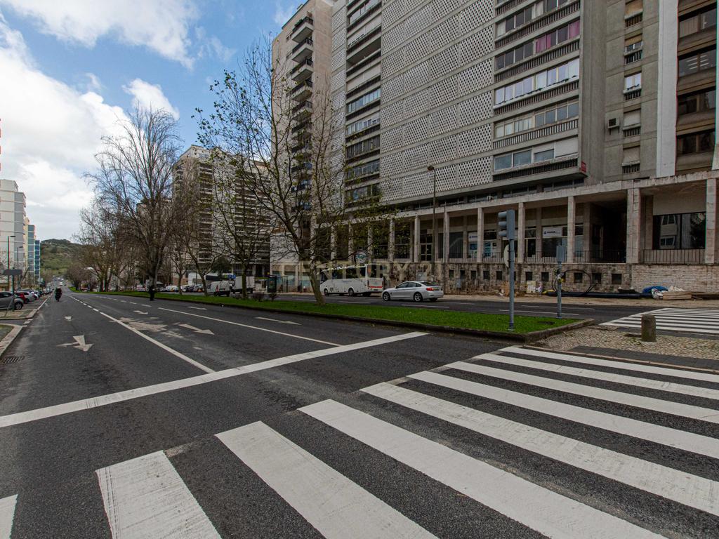 T4 na Av. E.U.A., Alvalade, Lisboa– apartamento renovado, luminoso e sofisticado - Image 35