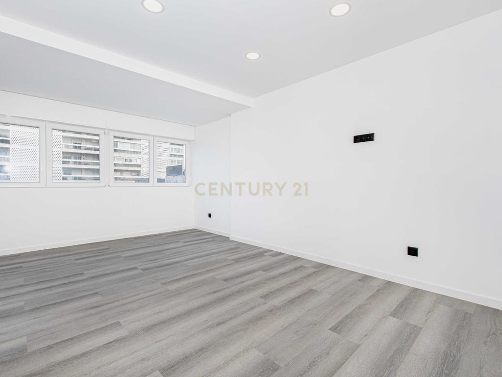 T4 na Av. E.U.A., Alvalade, Lisboa– apartamento renovado, luminoso e sofisticado - Image 27