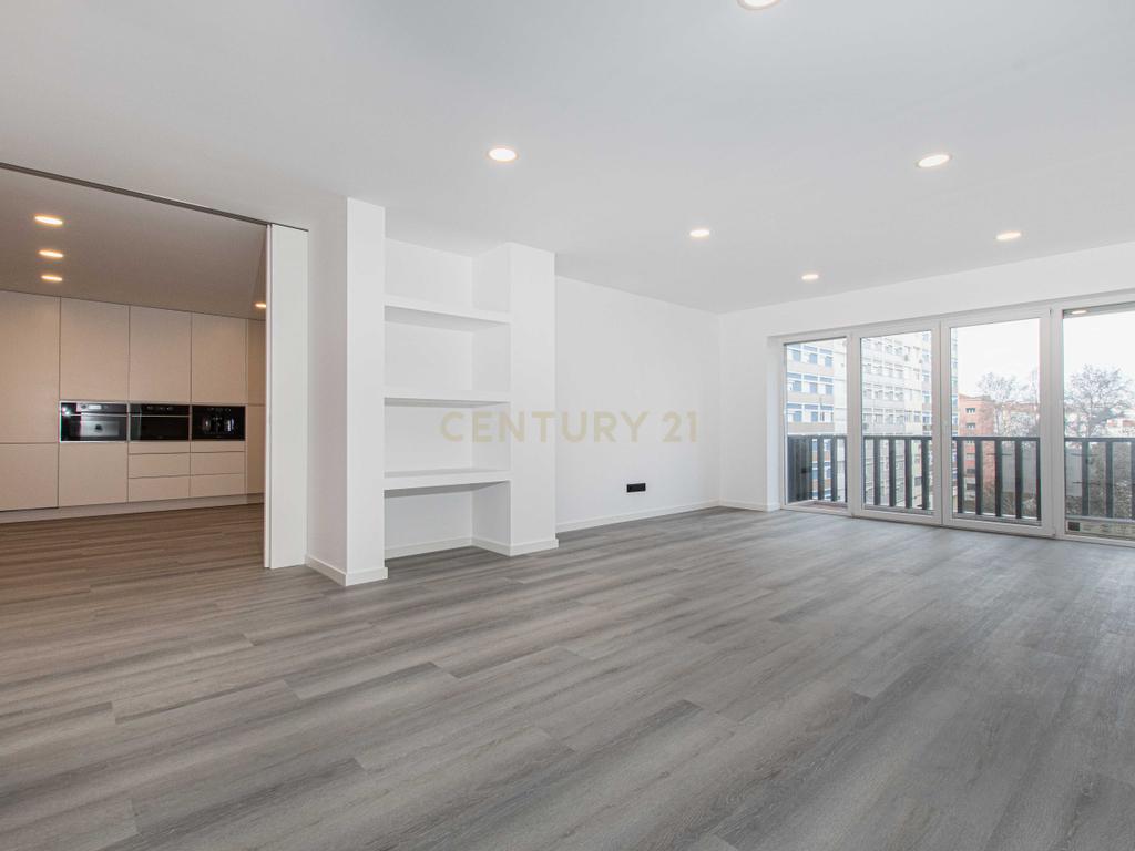 T4 na Av. E.U.A., Alvalade, Lisboa– apartamento renovado, luminoso e sofisticado - Image 3