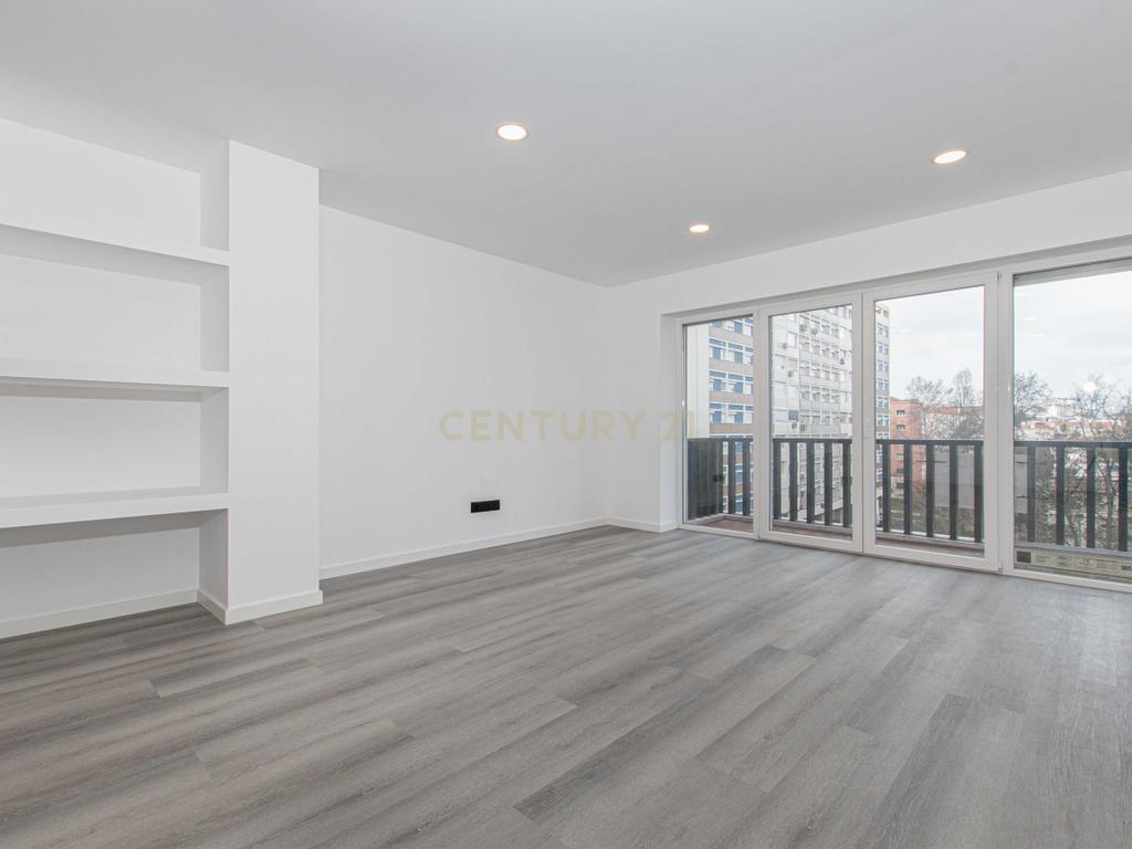 T4 na Av. E.U.A., Alvalade, Lisboa– apartamento renovado, luminoso e sofisticado - Image 4