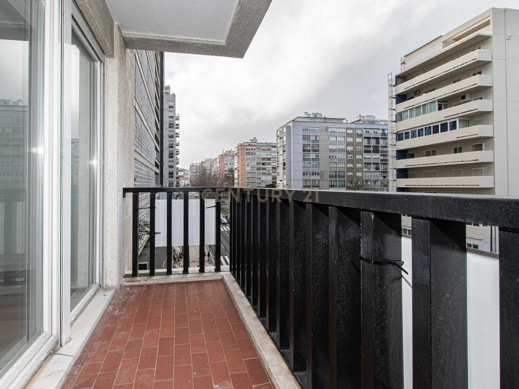 T4 na Av. E.U.A., Alvalade, Lisboa– apartamento renovado, luminoso e sofisticado - Image 5