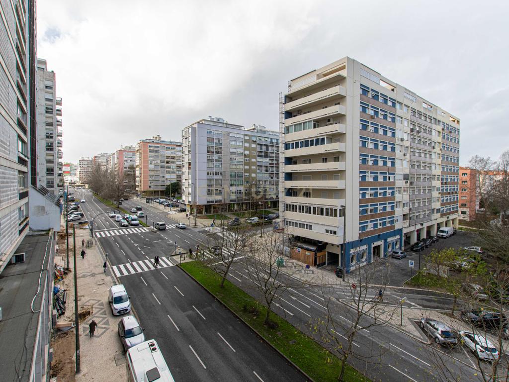 T4 na Av. E.U.A., Alvalade, Lisboa– apartamento renovado, luminoso e sofisticado - Image 2