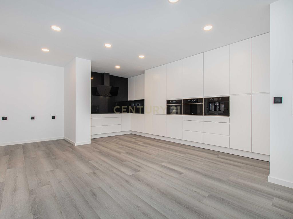 T4 na Av. E.U.A., Alvalade, Lisboa– apartamento renovado, luminoso e sofisticado - Image 8