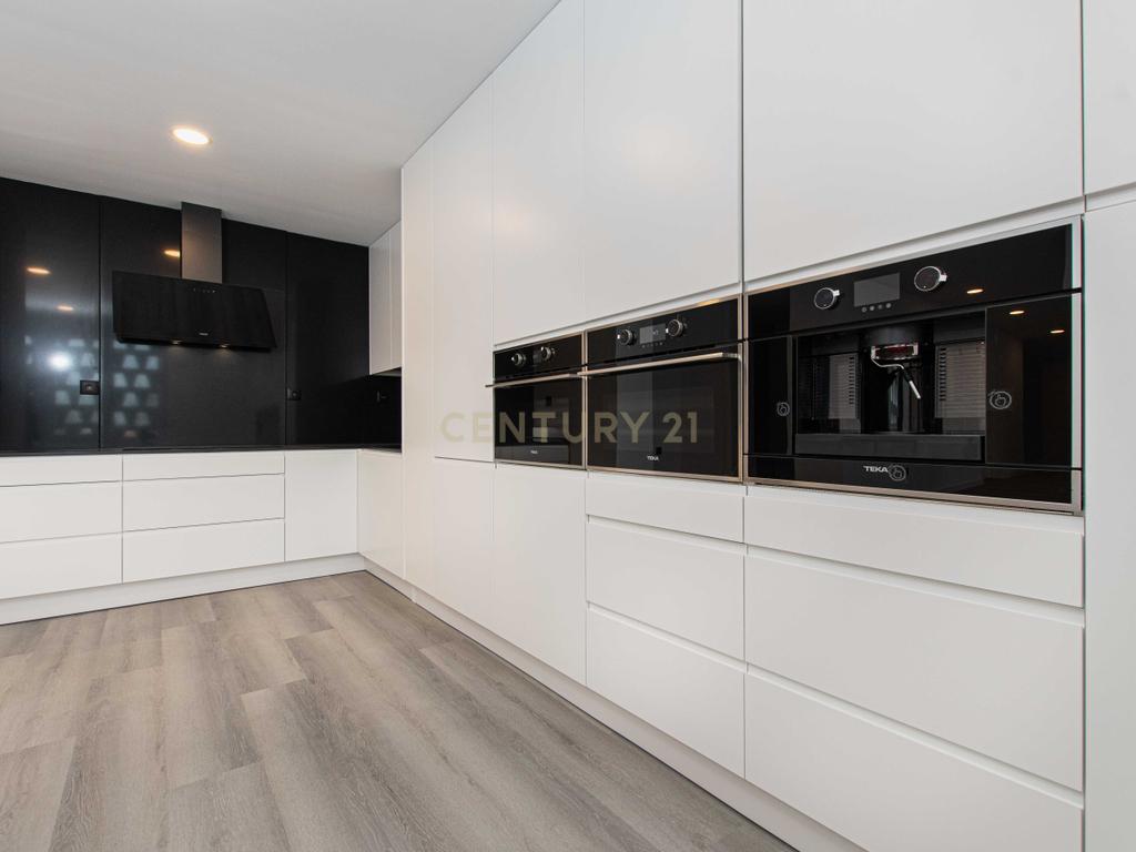 T4 na Av. E.U.A., Alvalade, Lisboa– apartamento renovado, luminoso e sofisticado - Image 10
