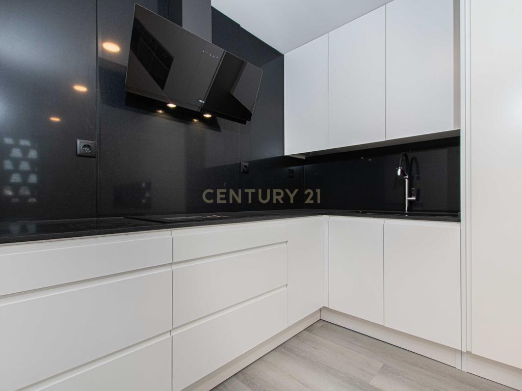 T4 na Av. E.U.A., Alvalade, Lisboa– apartamento renovado, luminoso e sofisticado - Image 9
