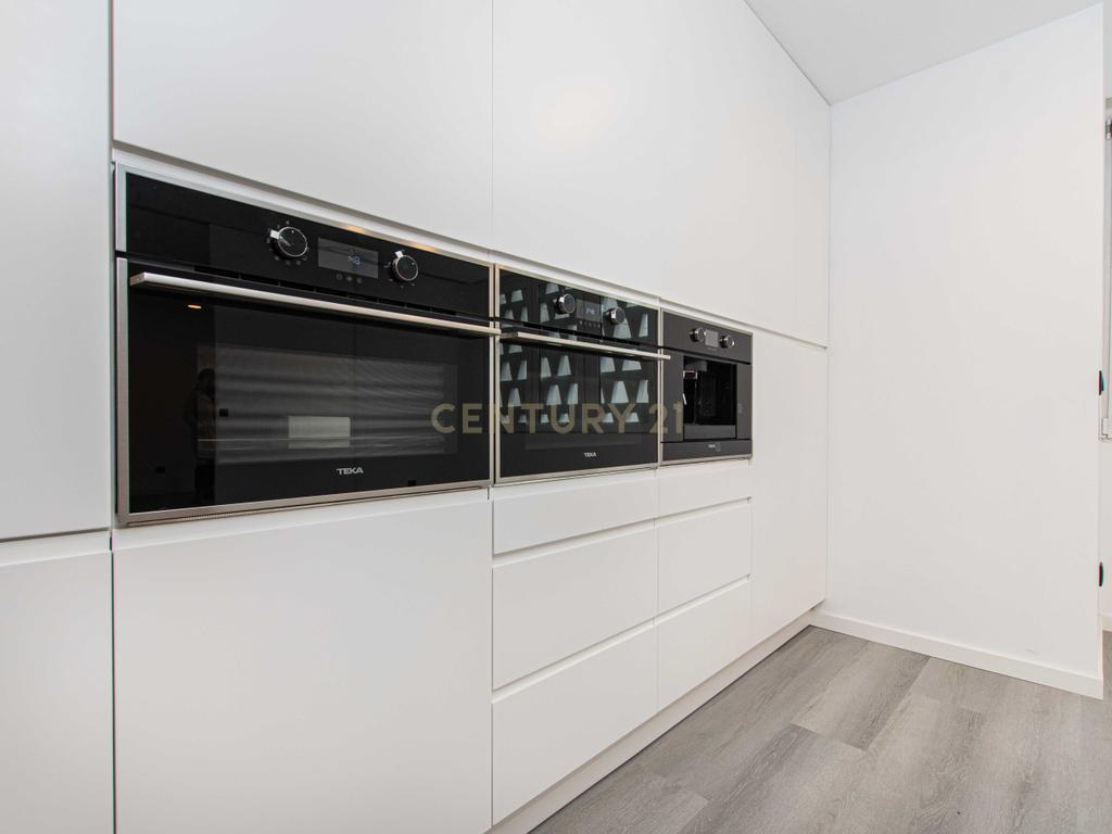 T4 na Av. E.U.A., Alvalade, Lisboa– apartamento renovado, luminoso e sofisticado - Image 11