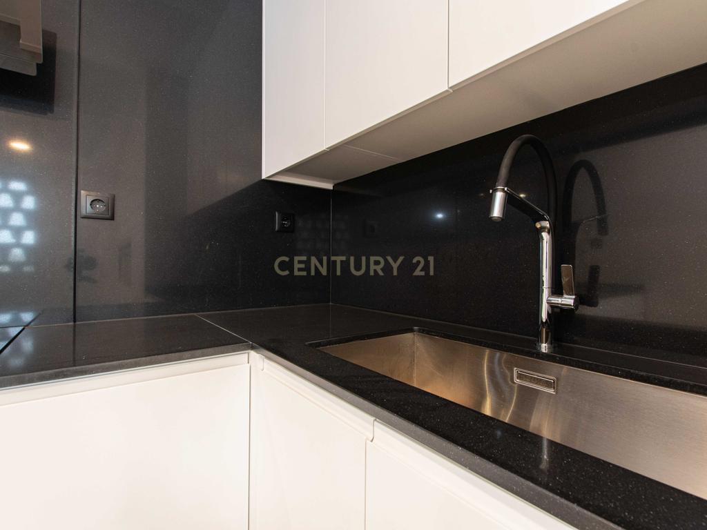 T4 na Av. E.U.A., Alvalade, Lisboa– apartamento renovado, luminoso e sofisticado - Image 12