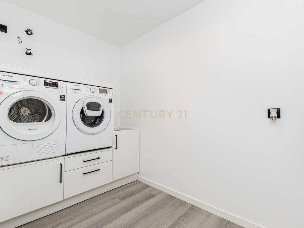 T4 na Av. E.U.A., Alvalade, Lisboa– apartamento renovado, luminoso e sofisticado - Image 13