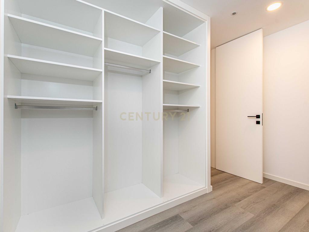 T4 na Av. E.U.A., Alvalade, Lisboa– apartamento renovado, luminoso e sofisticado - Image 14