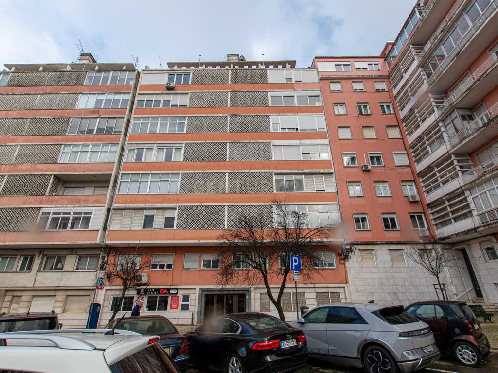 Apartamento T1 na Av. Roma, Alvalade – Luz, Conforto e Localização Privilegiada - Image 2