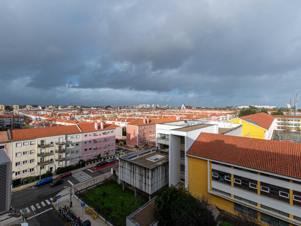 Apartamento T1 na Av. Roma, Alvalade – Luz, Conforto e Localização Privilegiada - Image 1