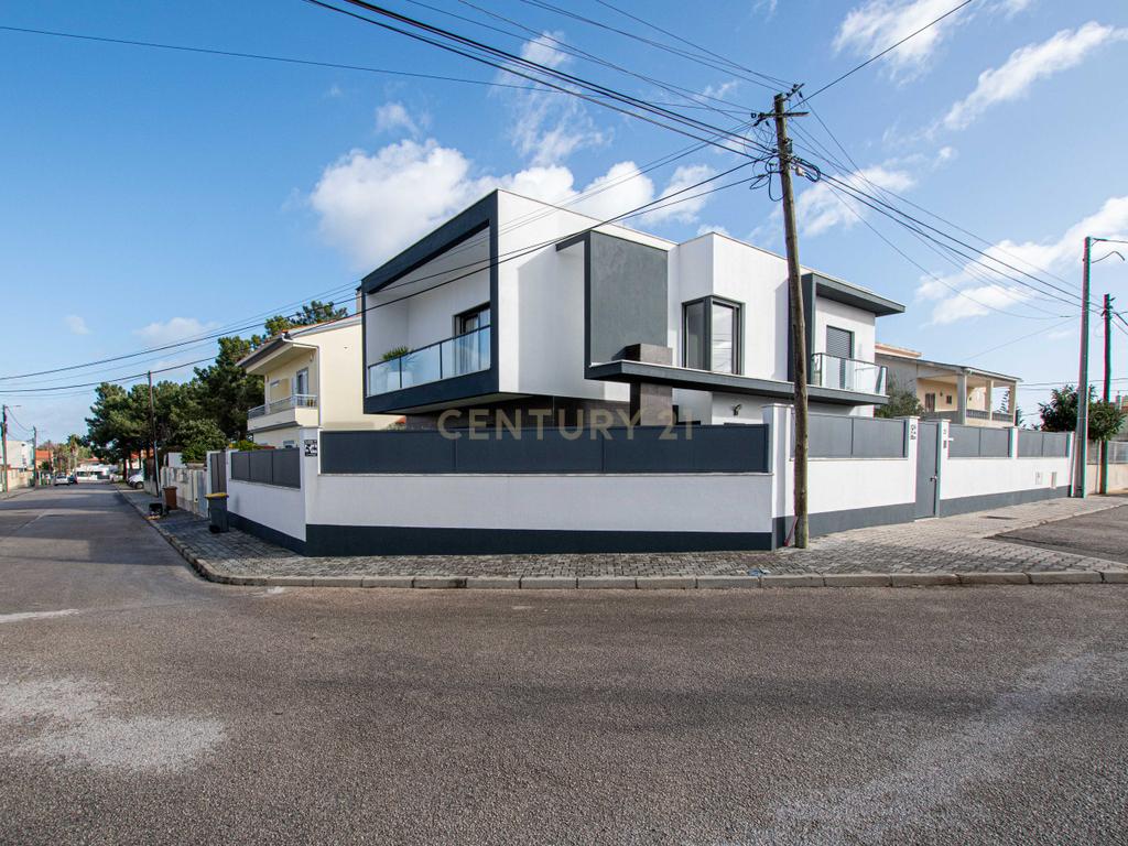 Moradia Isolada T4 Fernão Ferro, Seixal - Image 45