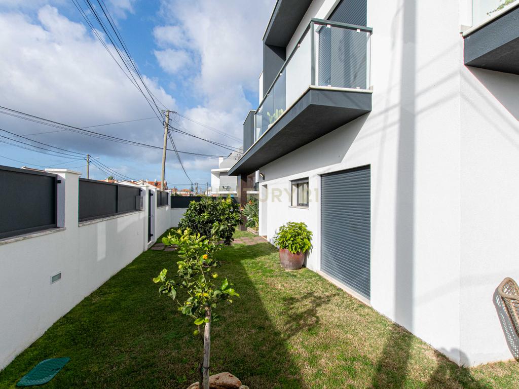 Moradia Isolada T4 Fernão Ferro, Seixal - Image 41