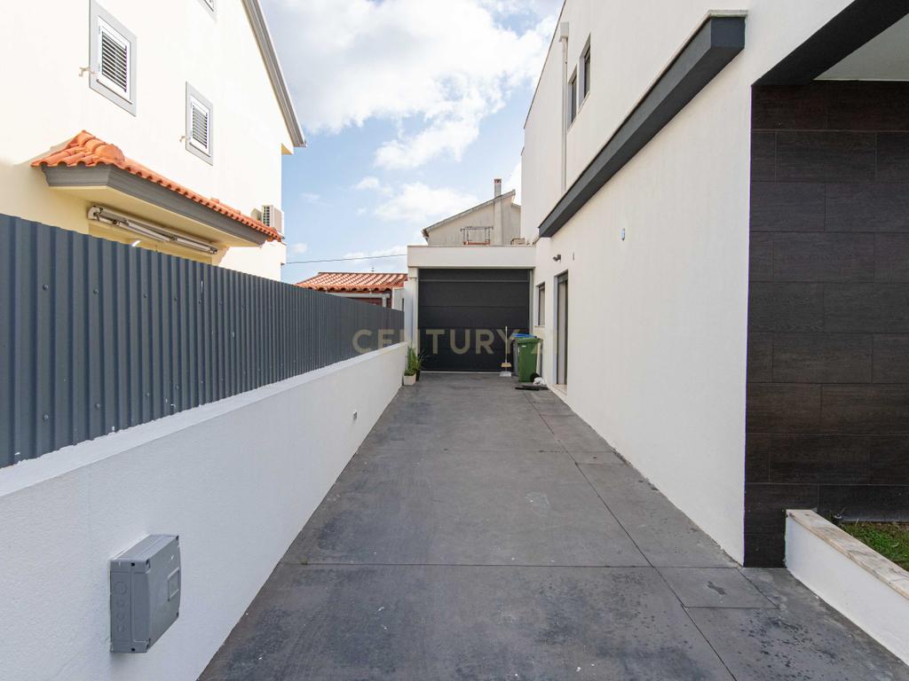 Moradia Isolada T4 Fernão Ferro, Seixal - Image 38