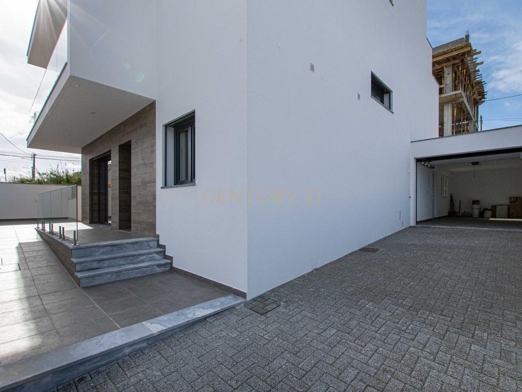 Moradia de 5 assoalhadas, Ramada, Odivelas - Image 4